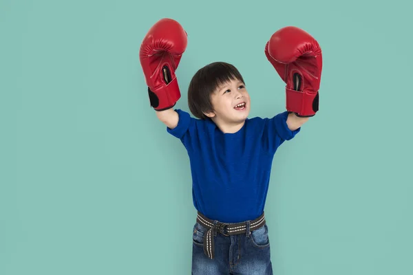 Pequeno menino asiático com luvas de boxe — Fotografia de Stock