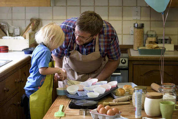 Pai e filho cozinhando juntos — Fotografia de Stock