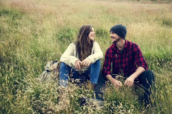 Casal jovem relaxante ao ar livre — Fotografia de Stock