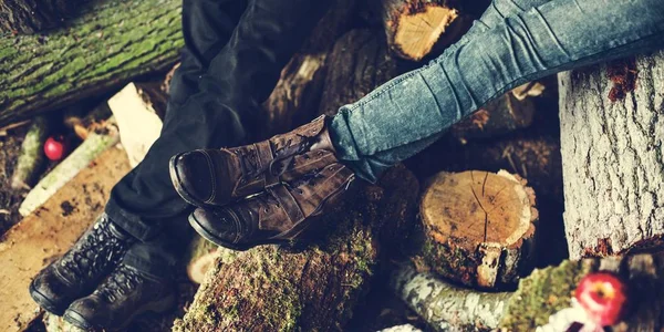 Pernas humanas em botas — Fotografia de Stock