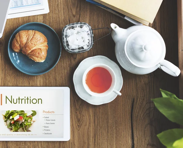 아침 음식 및 디지털 태블릿 — 스톡 사진