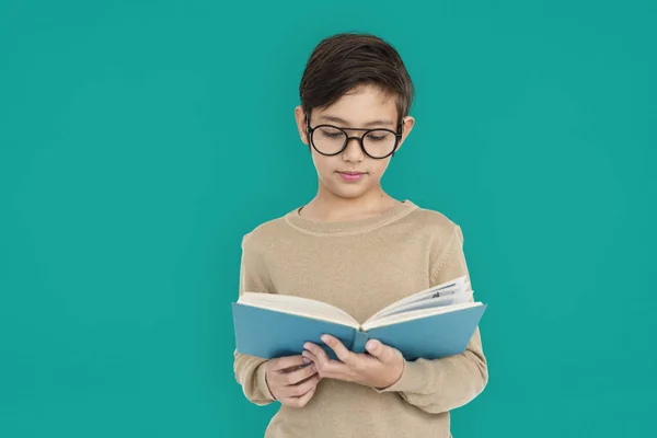 Niño en gafas libro de lectura —  Fotos de Stock