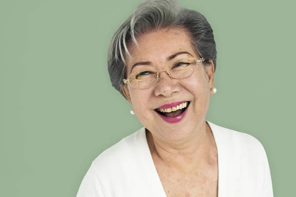 Lächelnde Seniorin — Stockfoto