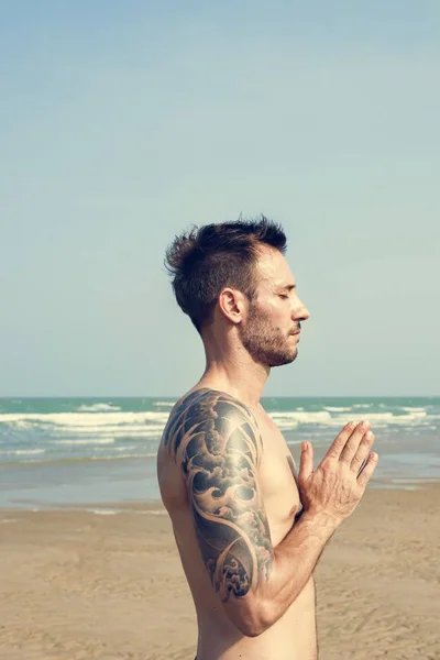 Człowiek uprawiający jogę — Zdjęcie stockowe