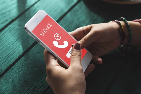 Mãos humanas segurando telefone celular — Fotografia de Stock