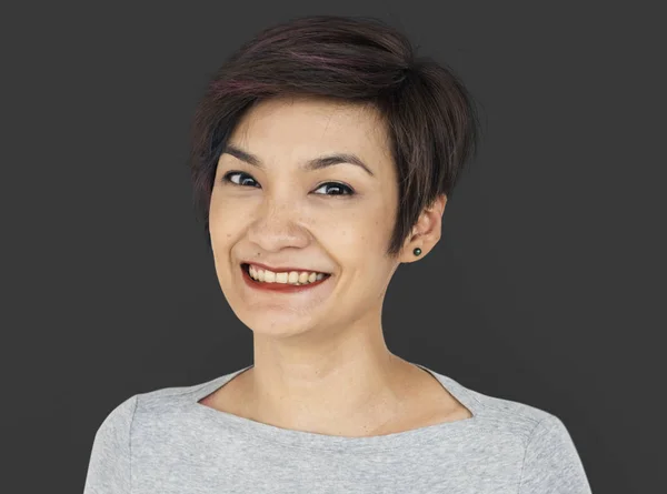 Mujer sonriente con el pelo corto — Foto de Stock