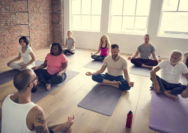 Gente haciendo joga en la clase — Foto de Stock