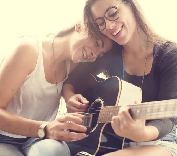 Couple lesbien jouant à la guitare — Photo