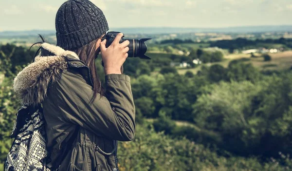 Mujer con cámara fotográfica — Foto de Stock