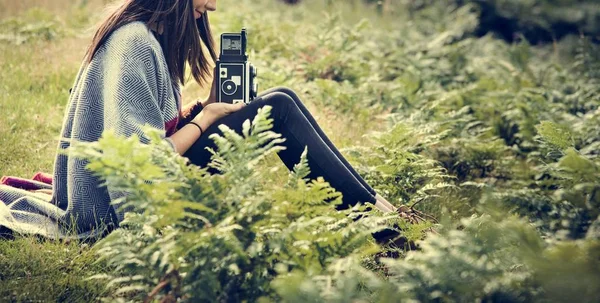 Kvinna med fotokamera — Stockfoto