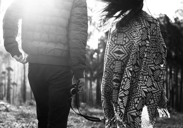 Couple marchant dans la forêt — Photo