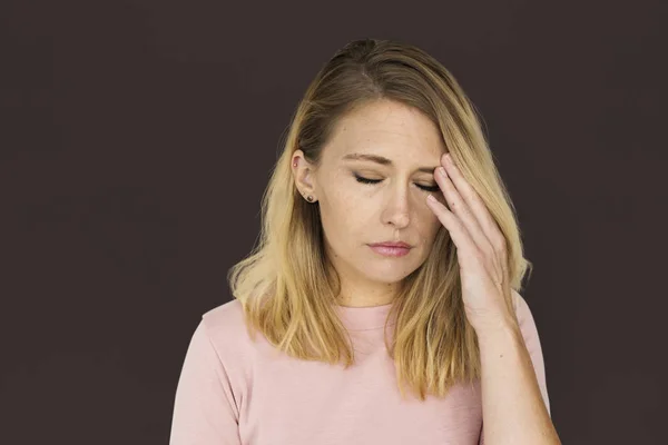 Mujer caucásica con dolor de cabeza — Foto de Stock