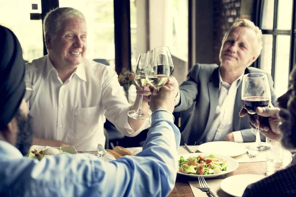 Affärsmän dricka i restaurangen — Stockfoto