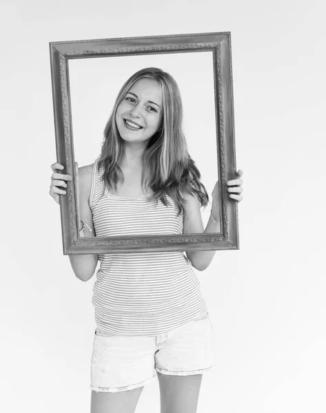 Young woman holding frame. — Stock Photo, Image