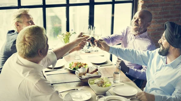Επιχειρηματίες που πίνει στο εστιατόριο — Φωτογραφία Αρχείου