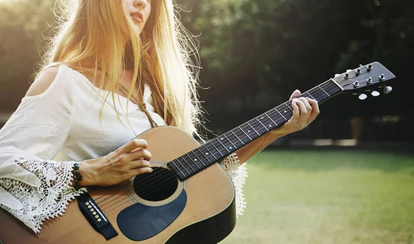 Menina loira tocando guitarra acústica — Fotografia de Stock