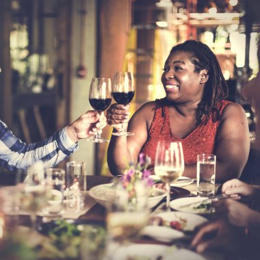 İnsanlar restoranda akşam yemeği