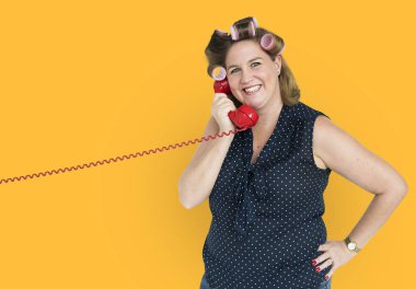 Kadın telefonda konuşurken