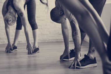 Sportif insanlar Yoga esneme yapıyor