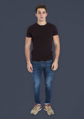 genç yakışıklı adam ayakta