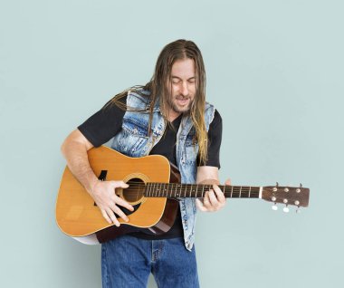  sakallı adam gitar çalmak