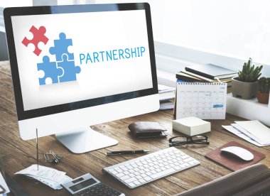 bilgisayar monitöründe ofis çalışma masası