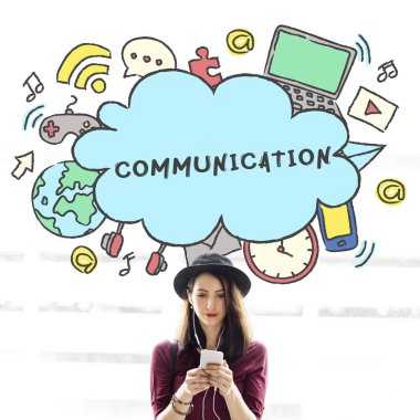 Akıllı telefon kullanan genç bir kadın.