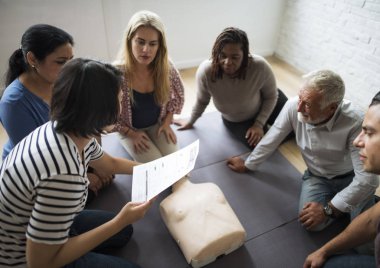 CPR ilk yardım eğitimi öğrenme insanlar