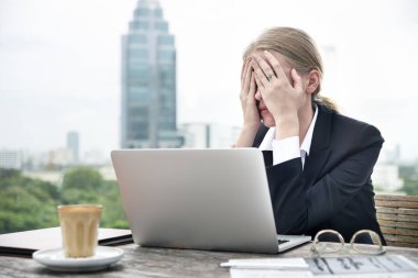 Depresyonda ve stresli bir iş kadını