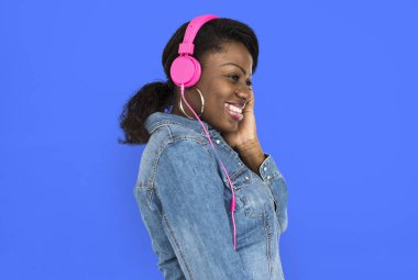 Afrikalı kadın kulaklık müzik dinleme