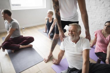 Joga sınıfındaki yapan insanlar 