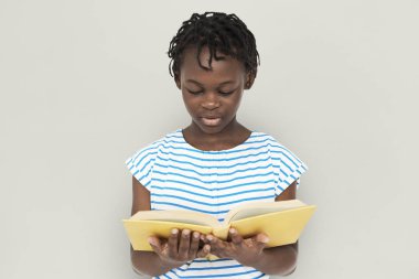 Afrikalı küçük kız okuma kitabı