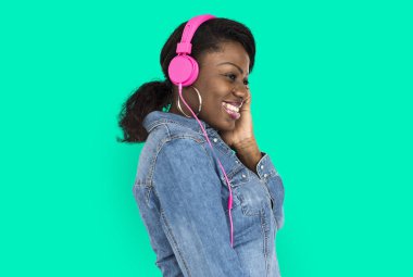 Afrikalı kadın kulaklık müzik dinleme