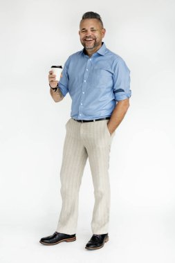 Elinde kahve tutan adam.