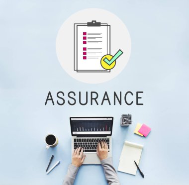 Dizüstü bilgisayarda çalışan kişi