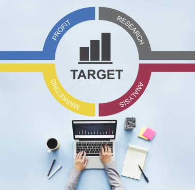 Dizüstü bilgisayarda çalışan kişi