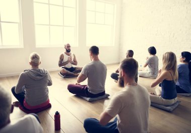 Joga sınıfındaki yapan insanlar 