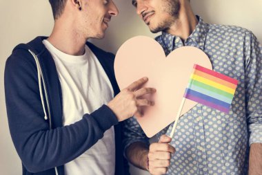 Gay kağıt kalp tutan Couple