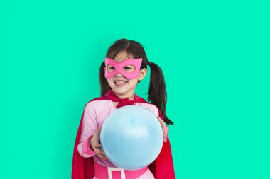 Kız stüdyoda poz veriyor.