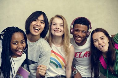 Mutlu gençler dışarı asılı