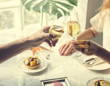 Şampanya içen çift