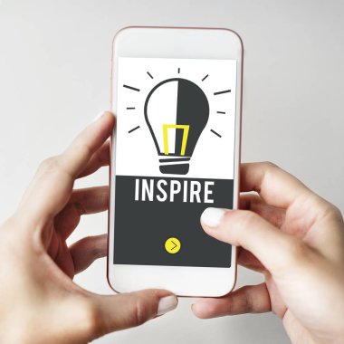 Cep telefonu ellerinde.