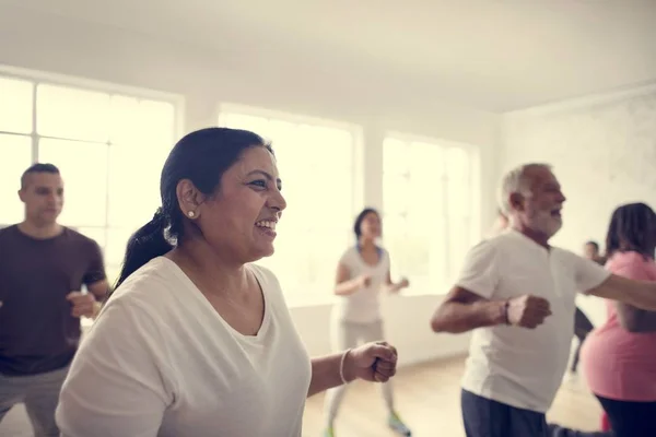 Diversidad Personas haciendo ejercicio —  Fotos de Stock