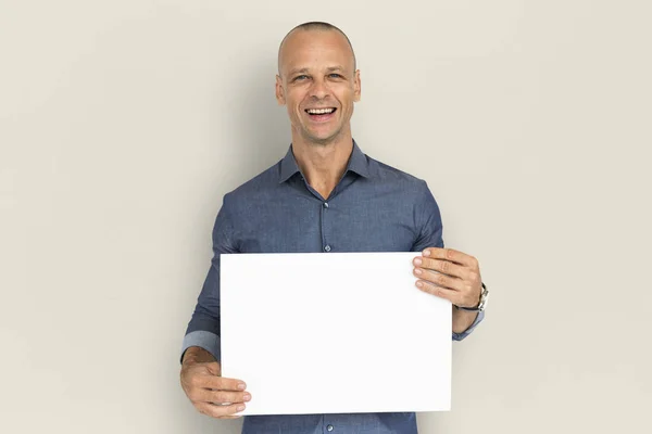 Hombre sosteniendo papel blanco en blanco —  Fotos de Stock