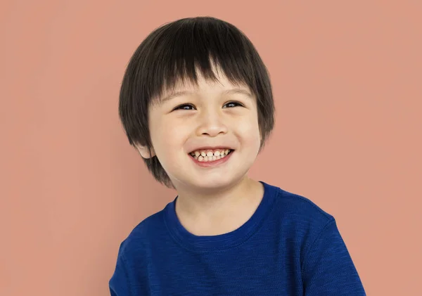 Leuke Aziatische jongen glimlachen — Stockfoto