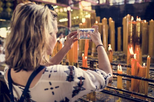 Ung kvinna i Kinesiskt tempel — Stockfoto