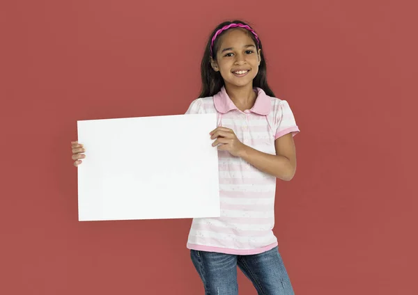 Χαρούμενο κορίτσι εκμετάλλευση χαρτί κενό — Φωτογραφία Αρχείου