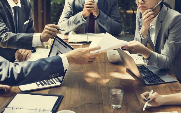 Gente de negocios trabajando en oficina — Foto de Stock