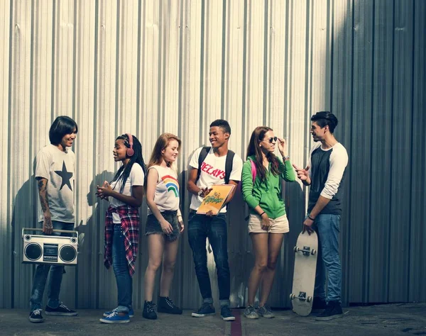 Adolescentes felizes saindo — Fotografia de Stock