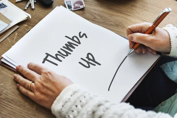 Kadın beyaz kağıda yazı